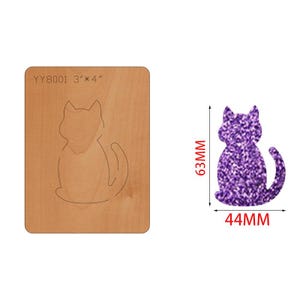 Könnte beinhalten: Eine hölzerne Ausstechform zum Basteln in Form einer Katze. Die Schablone ist 3 Zoll mal 4 Zoll groß und trägt den Text "YY8001 3"*4"". Eine ausgeschnittene Katze aus lilafarbenem Glitzer wird neben der Schablone zur Größenreferenz gezeigt.