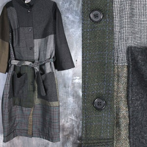 Peut inclure: Un long manteau patchwork avec une ceinture à la taille. Le manteau est fait de différents tissus dans des tons de gris, de vert et de marron. Le tissu est un mélange de carreaux, de chevrons et de couleurs unies.