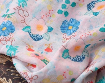 Könnte beinhalten: Rosafarbener Stoff mit einem Blumenmuster. Die Blumen sind blau, rosa und rot mit grünen Blättern. Der Hintergrund ist hellrosa mit weißen und gelben Akzenten.