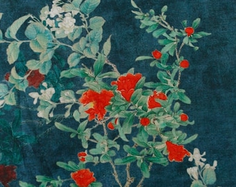 Könnte beinhalten: Ein blauer Stoff mit einem Blumenmuster. Die Blumen sind rot und weiß und in einem sich wiederholenden Muster angeordnet. Der Stoff hat eine strukturierte Oberfläche.