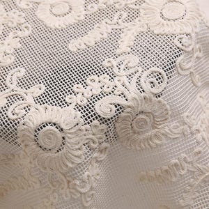 Tela de encaje con flores bordadas, tela de encaje de guipur, elegante tela de encaje bordado con flores ahuecadas cortada a medida