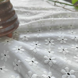 Tissu de bordures d’œillets de coton, tissu de coton broderie, tissu de dentelle de bordure creusée par verge