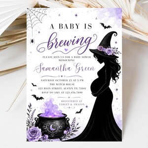 Può includere: Un invito per baby shower con la sagoma nera di una persona incinta che indossa un cappello da strega, un calderone viola con fumo, pipistrelli, una ragnatela e rose viola. Il testo recita A BABY IS brewing, Samantha Green e i dettagli dell'evento.