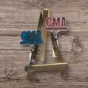 Carrete de insignias con letras florales de la CMA