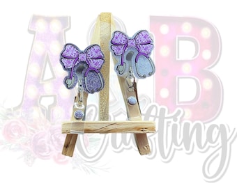 Porta-crachá com laço floral roxo em formato de estetoscópio