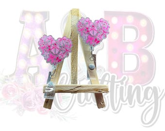 Porta credenciales con forma de corazón y lazos rosas