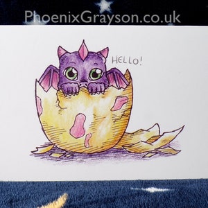 Timide bébé dragon pour une seule carte de voeux illustrée pour une occasion