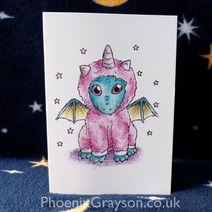 Costume de bébé dragon licorne pour une carte de voeux illustrée pour une occasion d'anniversaire