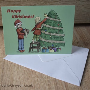 Carte simple Enfants décorant le sapin de Noël