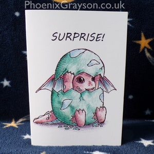Carte de voeux unique surprise coucou coucou bébé dragon illustrée occasion anniversaire vierge