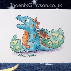 Carte de voeux unique bleu éclosion bébé dragon illustrée occasion anniversaire