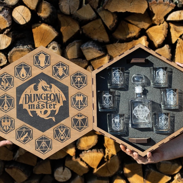 DnD Whiskey Glasses, Dungeon and Dragons Christmas Gift, Whiskey Decanter Set, Custom Bourbon Glasses, Gift for Him, Dungeon Master, Whiskey
