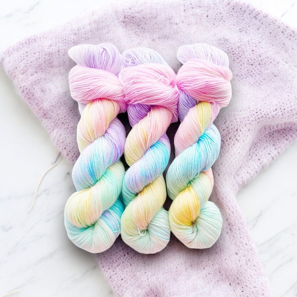 Fil teint à la main de merde de licorne, chaussette, DK, aran, fil épais, fil moucheté, fil de licorne, fil néon, fil pastel