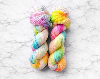 Unicorn Farts, Fio tingido à mão, Lã Merino macia para tricô e crochê