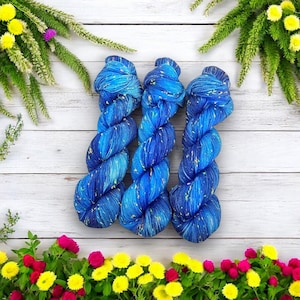 Handgeverfd merinogaren met sterrenhemel: blauw neon nepgaren, sok en DK, luxe garen, perfect voor breien en haken