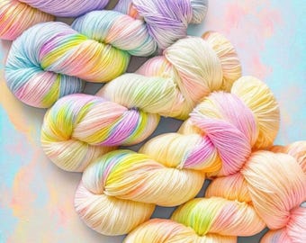 Unicórnios holográficos, fio tingido à mão. Fio para meias em tons pastel neon arco-íris, ideal para tricô, crochê, xales e suéteres.