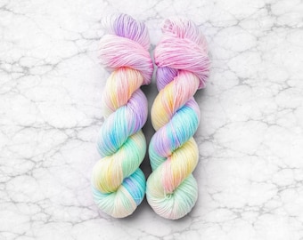 Cocô de Unicórnio, Fio Tingido à Mão, degradê de arco-íris pastel