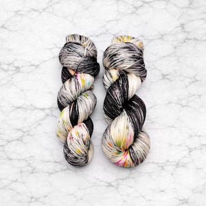 Corazón gótico de confeti, hilo teñido a mano, arcoíris y manchas negras.