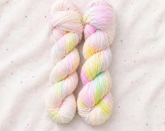 Cloud Dreamer, Pastellfärgat handfärgat garn, pastellfärgade regnbågsvibbar, Strumpa, Dk, Aran