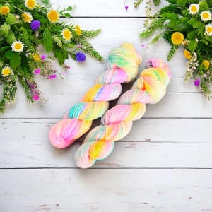 Unicorn Dreams Handgefärbtes Pastell-Neon-Regenbogen-Garn, weicher Merino, Glanz und mehr - perfekt zum Stricken, Häkeln und Weben