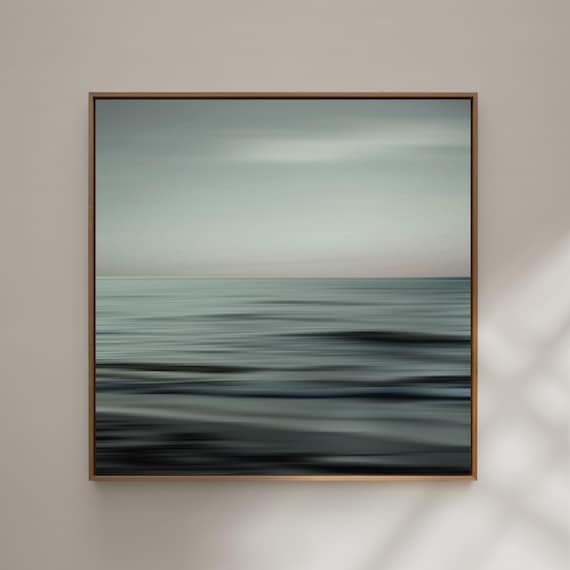 Abstrakte Meeresfotografie | ruhiges Meerbild  | moderne Raumdekoration in Grünblau & Rosé | WAVES OF CALM