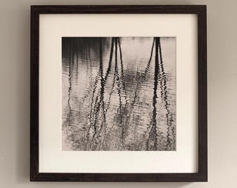 Minimalistische natuurfotografie | Abstracte waterreflectie in zwart-wit | Zen-muurkunst | Kunstprint, oningelijst | Reflectie stortbui