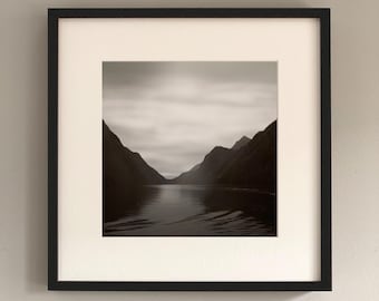 Fotografía artística de paisajes | Lago alpino y montañas en blanco y negro | Arte mural de naturaleza con atmósfera | Lámina artística sin marco | Königssee