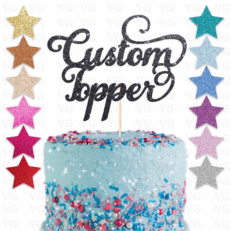 K&ouml;nnte beinhalten: Schwarzer Glitzer-Kuchentopper mit dem Text "Custom Topper" auf einem blau glasierten Kuchen mit bunten Streuseln. Der Topper ist auf einem Stiel und bereit, auf einen Kuchen gelegt zu werden.