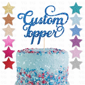 K&ouml;nnte beinhalten: Blauer Glitzer-Kuchentopper mit den Worten "Custom Topper" in kursiv. Der Topper befindet sich auf einem blau gefrosteten Kuchen mit bunten Streuseln. Das Bild zeigt auch eine Vielzahl von Glitzersternen in verschiedenen Farben.