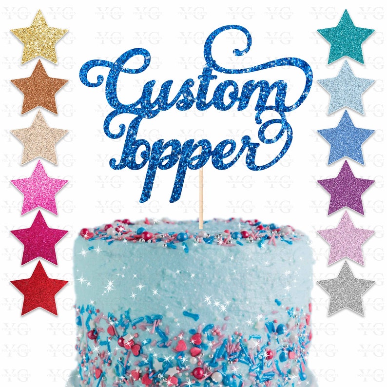 K&ouml;nnte beinhalten: Blauer Glitzer-Kuchentopper mit den Worten "Custom Topper" in kursiv. Der Topper befindet sich auf einem blau gefrosteten Kuchen mit bunten Streuseln. Das Bild zeigt auch eine Vielzahl von Glitzersternen in verschiedenen Farben.