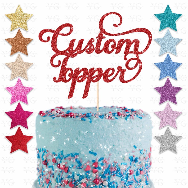K&ouml;nnte beinhalten: Ein roter Glitzer-Kuchentopper mit den Worten "Custom Topper" in einer kursiv geschriebenen Schrift. Der Topper befindet sich auf einem blau glasierten Kuchen mit bunten Streuseln.