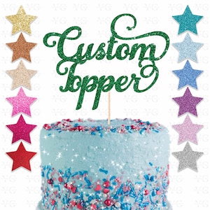 K&ouml;nnte beinhalten: Ein gr&uuml;ner Glitzer-Kuchentopper mit den Worten "Custom Topper" in einer kursivschriftlichen Schriftart. Der Topper befindet sich auf einem blau gefrosteten Kuchen mit bunten Streuseln. Das Bild zeigt auch eine Vielzahl von Glitzersternformen in verschiedenen Farben.
