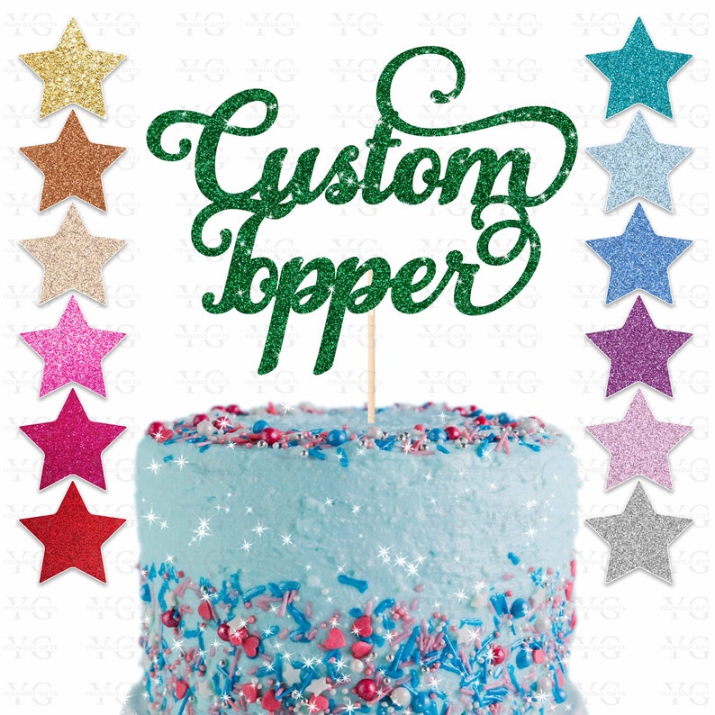 K&ouml;nnte beinhalten: Ein gr&uuml;ner Glitzer-Kuchentopper mit den Worten "Custom Topper" in einer kursivschriftlichen Schriftart. Der Topper befindet sich auf einem blau gefrosteten Kuchen mit bunten Streuseln. Das Bild zeigt auch eine Vielzahl von Glitzersternformen in verschiedenen Farben.