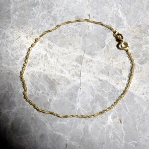9ct yellow gold twist curb chain bracelet || delicate and lightweight || 18cm || 7&quot; inch ||