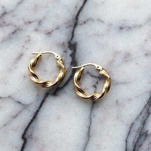 9ct Gold Twisted Hoops – Textured Everyday Earrings (17mm)