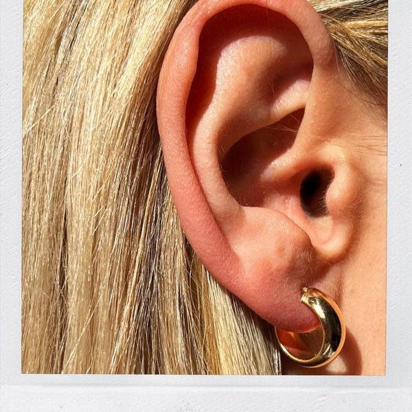 Pendientes de aro Signature de oro de 9k – Pendientes esculpidos para uso diario (14 mm)