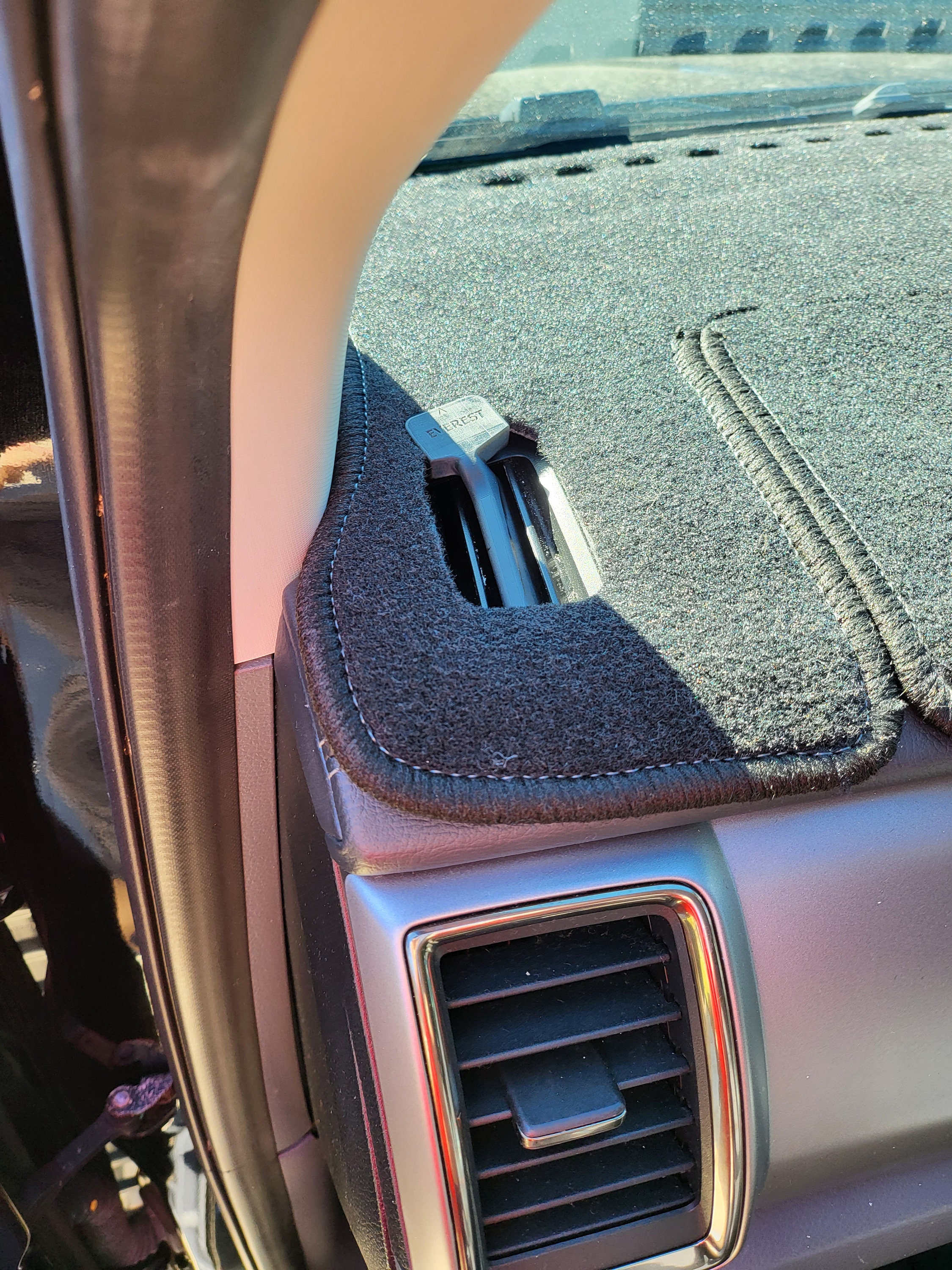 【開店記念セール!】 DashMat Original Dashboard Cover Nissan Sentra (Premium Carpet, Black)
