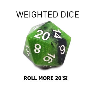 Könnte beinhalten: Ein grüner und schwarzer gewichteter Würfel mit weißen Zahlen, mit dem Text "WEIGHTED DICE" oben und "ROLL MORE 20'S!" unten. Der zwanzigseitige Würfel ist ideal für Tischspiele.