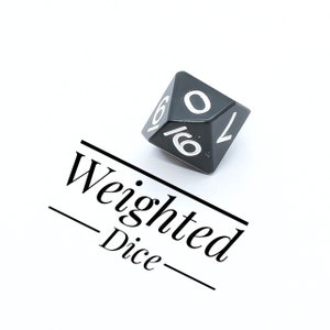 Puede incluir: Un dado negro de 16 caras con números blancos, etiquetado 0, 1 y 16. El texto "Weighted Dice" está impreso en escritura negra debajo del dado.