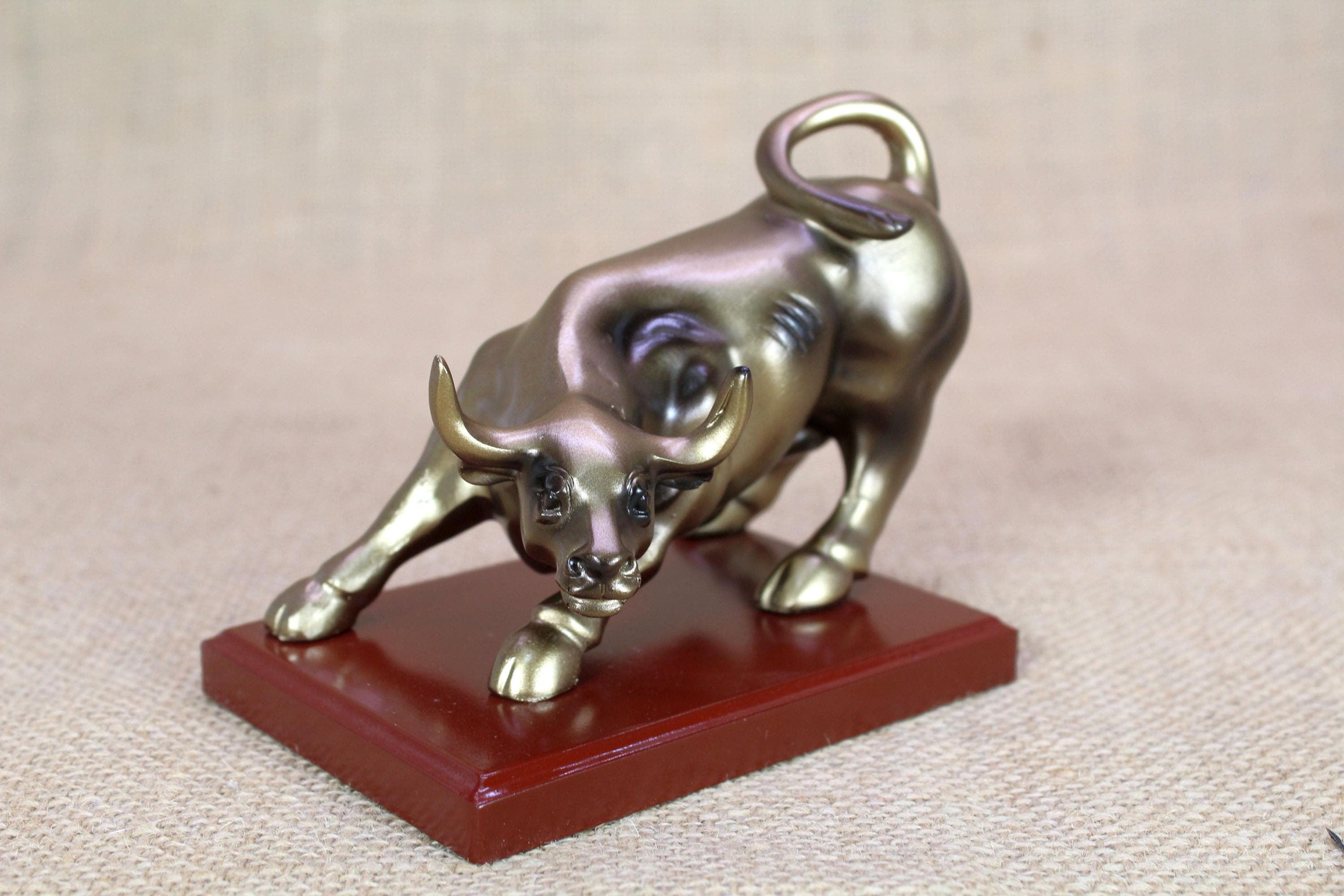 ゴールドウォールストリートブル像：木製台座付き樹脂製チャージング