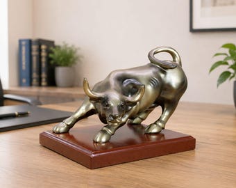 Anfallande tjurstaty: Metallisk guld Wall Street-symbol Finansdekor Aktiemarknadspresent Hemmakontor Skrivbordsdekor Skulptur Present till pappa