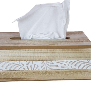 以下が含まれることがあります： 白い花の模様がついた木製のティッシュボックスカバー。ボックスは自然な木で作られており、素朴な外観をしています。