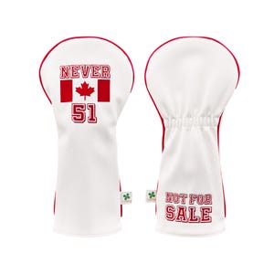 Puede incluir: Cubierta de cabeza de palo de golf blanca con ribete rojo. La parte delantera presenta una bandera canadiense con el texto "NEVER 51". La parte trasera presenta el texto "NOT FOR SALE".