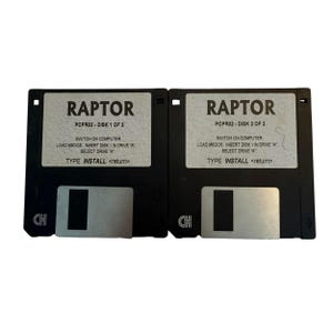 Op de afbeelding: Twee zwarte 3,5-inch diskettes met witte labels. De labels lezen "RAPTOR" in grote letters, met instructies hieronder. De schijven zijn gelabeld "DISK 1 OF 2" en "DISK 2 OF 2". De schijven hebben een rechthoekige metalen schuif.
