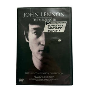 Könnte beinhalten: DVD von John Lennons "The Messenger" mit schwarzem Cover. Das Cover zeigt ein Schwarz-Weiß-Bild von John Lennons Gesicht. Der Text "The Essential Lennon Collection" befindet sich unten.