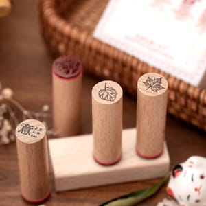 Zylinderförmiges Holzstempel-Set 'My own Dream' | Sakura Schmetterling Stempel | Blumen Stempel | Schwalbe Stempel | Motivstempel Scrapbook |