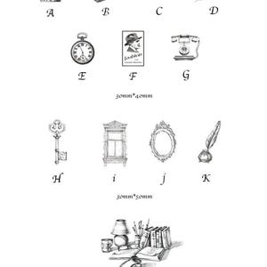 Op de afbeelding: Zwart-witte illustratie van verschillende objecten, waaronder een kroon, boeken, een vergrootglas, een zakhorloge, een vintage telefoon, een sleutel, een raam, een spiegel, een ganzenveer en een lamp met boeken. De illustraties zijn in een rasterpatroon gerangschikt.