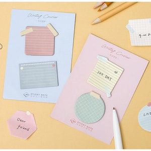 Könnte beinhalten: Ein Set bunter Haftnotizen in verschiedenen Formen und Designs. Die Notizen zeigen den Text "Writing Courier" und "100 Day".