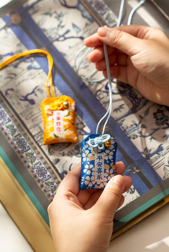Amuleto Omamori Giapponese - Portafortuna In Tessuto Con Cordino, Per Salute E Buona Sorte