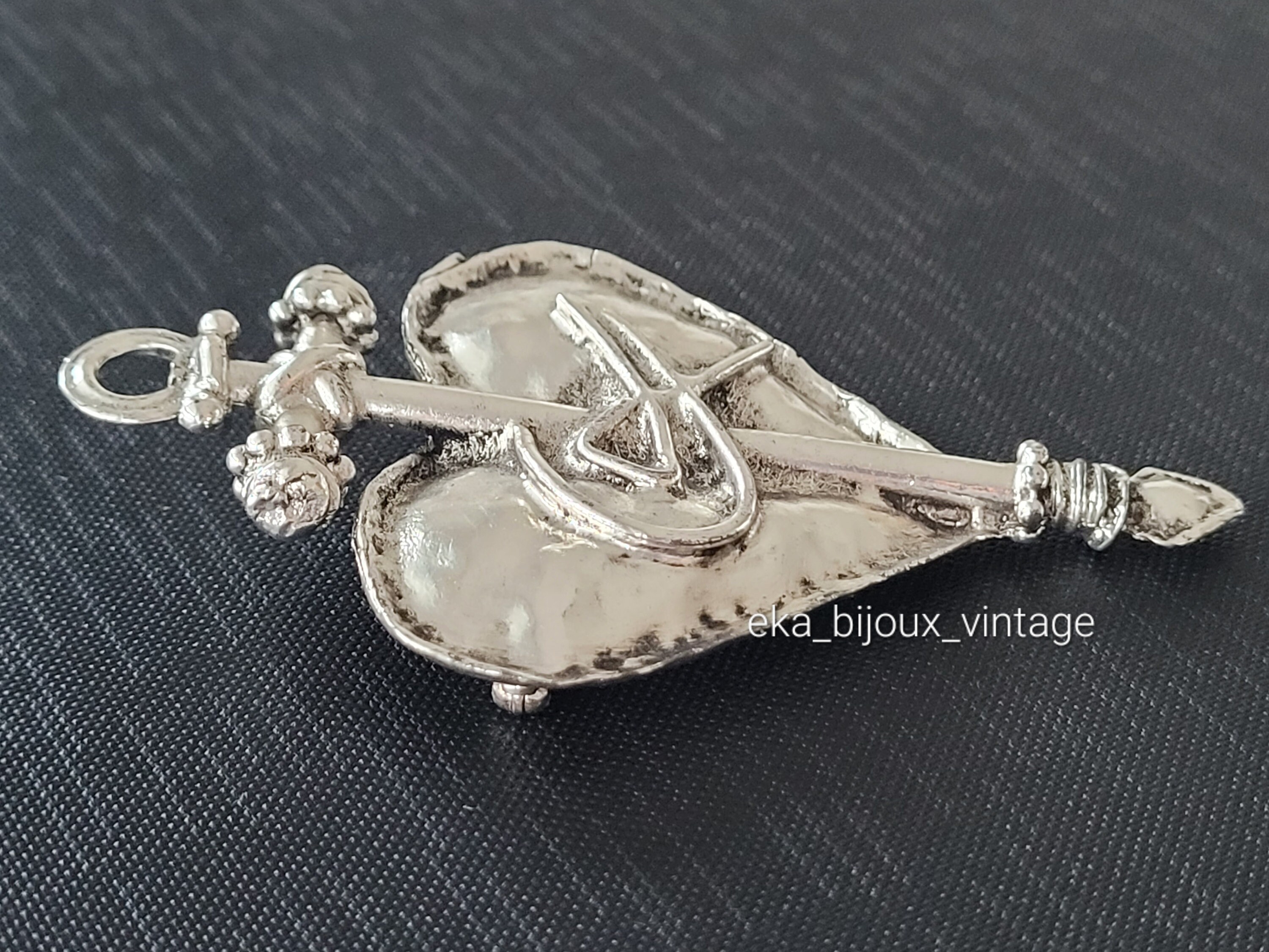 Christian Lacroix - 大きなヴィンテージブローチ - Etsy 日本